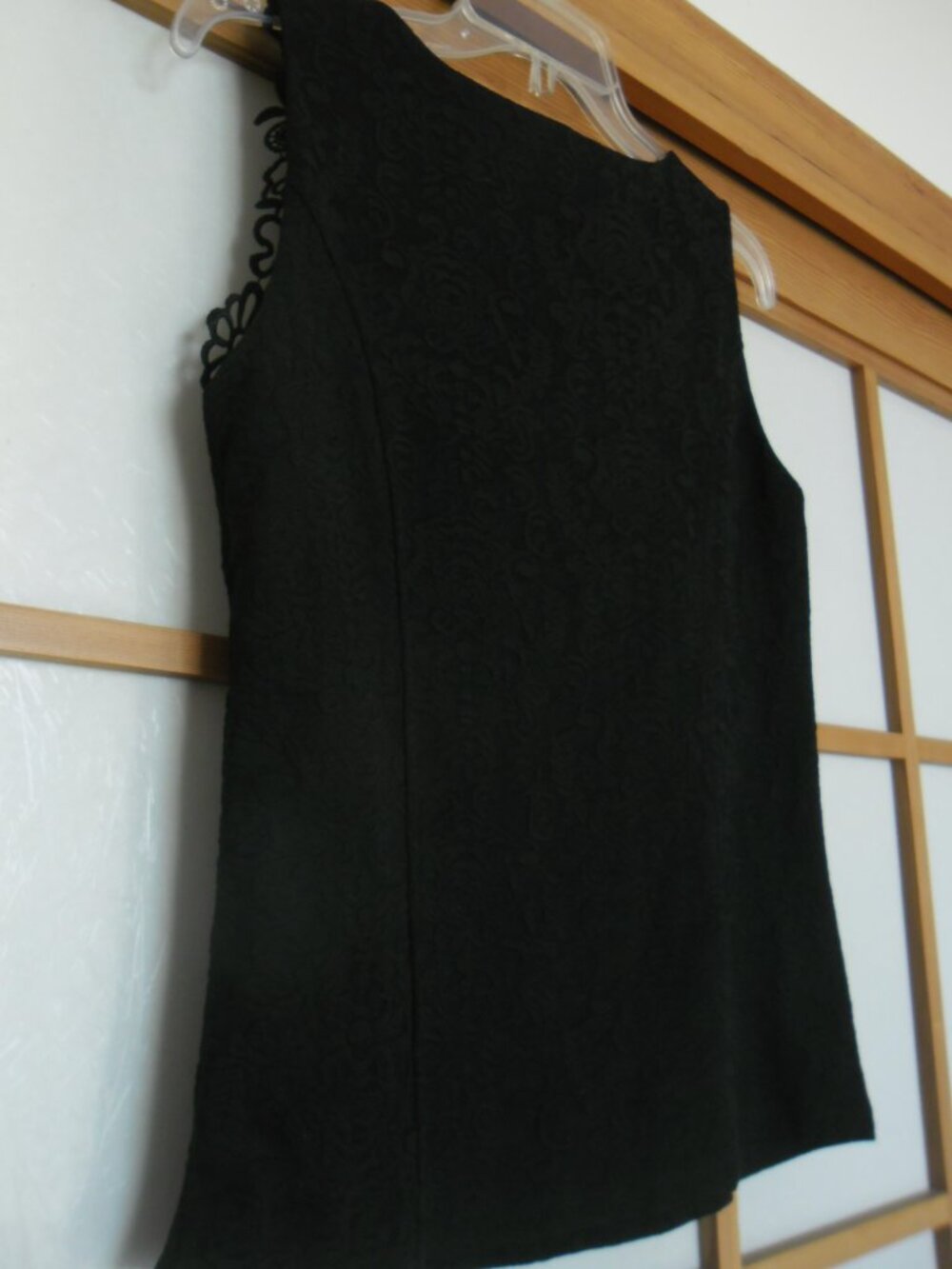 Elegant Melanie Lyne Black Sleeveless Top With Floral Lace Yoke. Sml-medium fit. - Picture 6 of 6